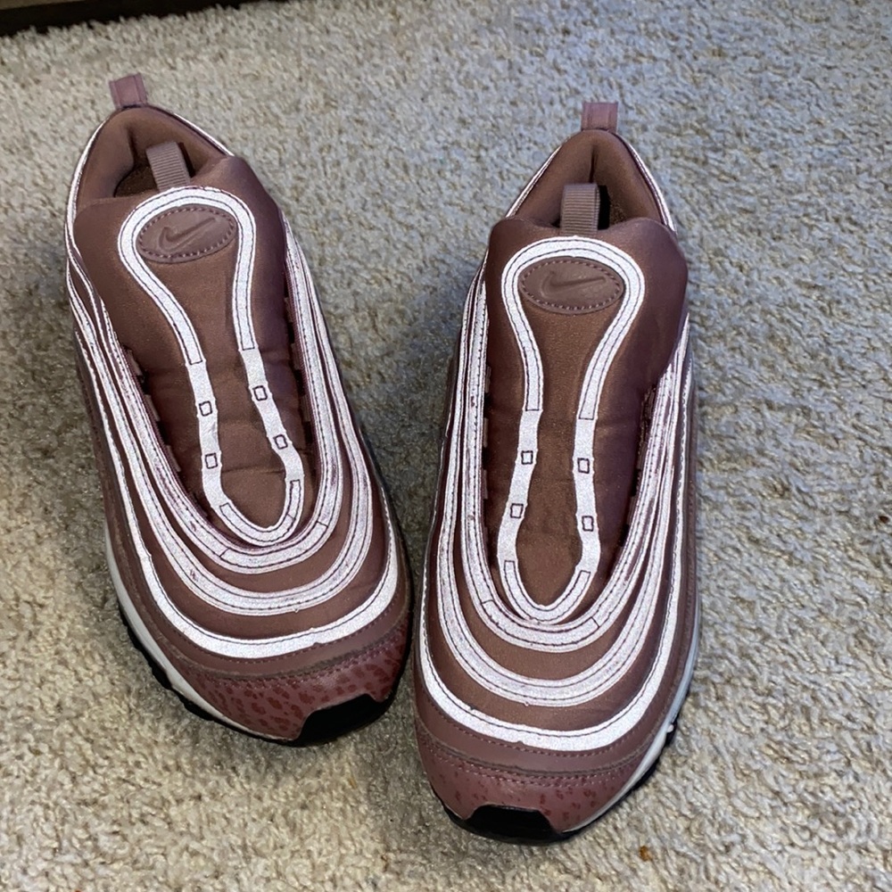 Pink Nike Air Max ~ has laces as well